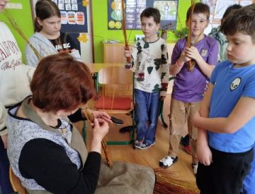 Pletení pomlázky 4. třída